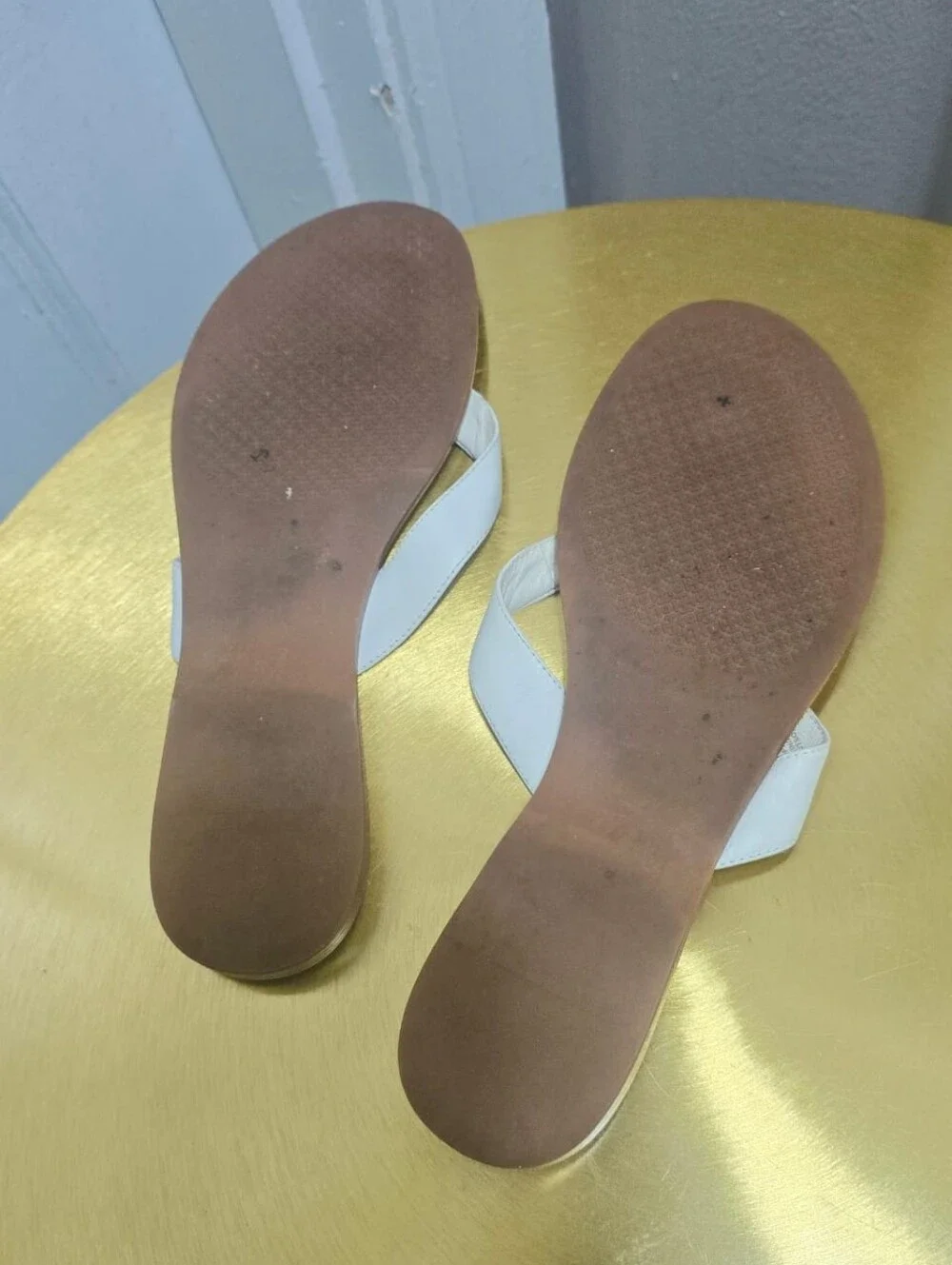 Tory Burch Benton Sandals White Leather Signature Gold-tone Medallion Sz 9M